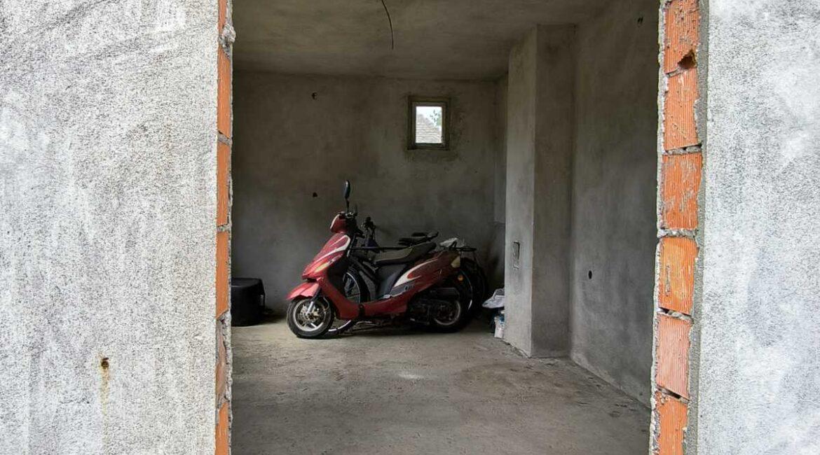 Kuća na sprat površine od 183m2 na placu od 11,37ari+dve parcele površine od 30 ari-Varna kod Šapca