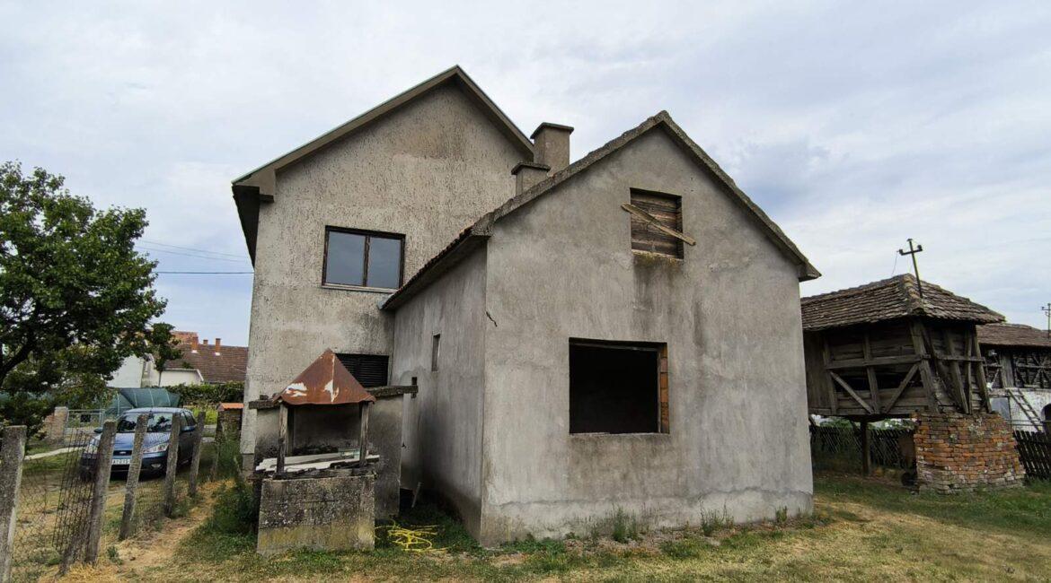 Kuća na sprat površine od 183m2 na placu od 11,37ari+dve parcele površine od 30 ari-Varna kod Šapca