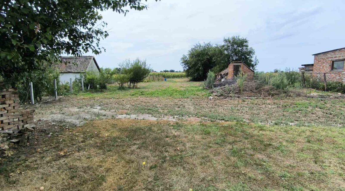 Kuća na sprat površine od 183m2 na placu od 11,37ari+dve parcele površine od 30 ari-Varna kod Šapca