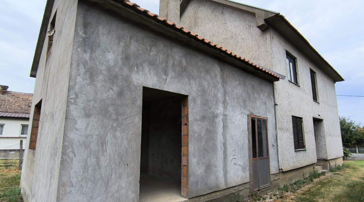 Kuća na sprat površine od 183m2 na placu od 11,37ari+dve parcele površine od 30 ari-Varna kod Šapca