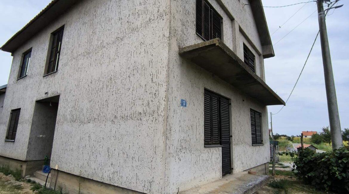 Kuća na sprat površine od 183m2 na placu od 11,37ari+dve parcele površine od 30 ari-Varna kod Šapca