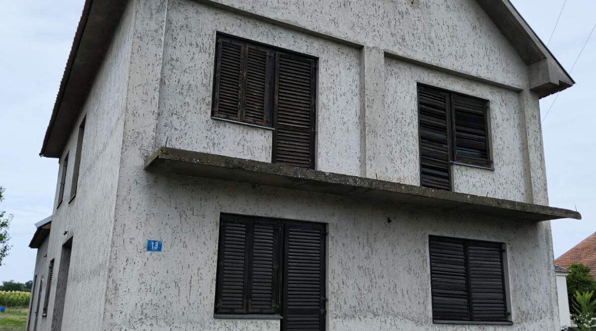 Kuća na sprat površine od 183m2 na placu od 11,37ari+dve parcele površine od 30 ari-Varna kod Šapca