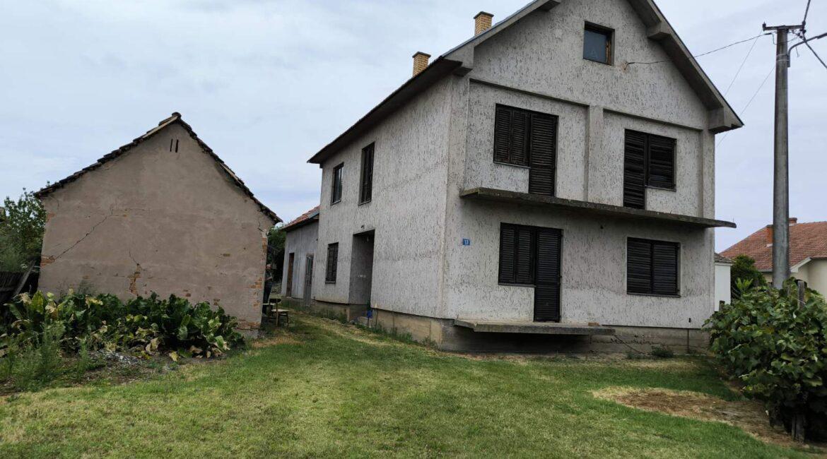 Kuća na sprat površine od 183m2 na placu od 11,37ari+dve parcele površine od 30 ari-Varna kod Šapca