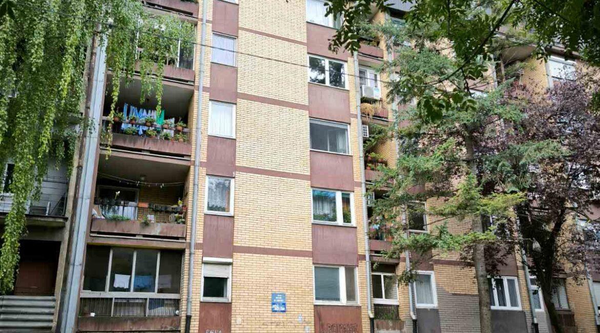 Stan površine od 86m2+4m2 terasa,sa parking mestom,u centru Šapca kod Velikog parka