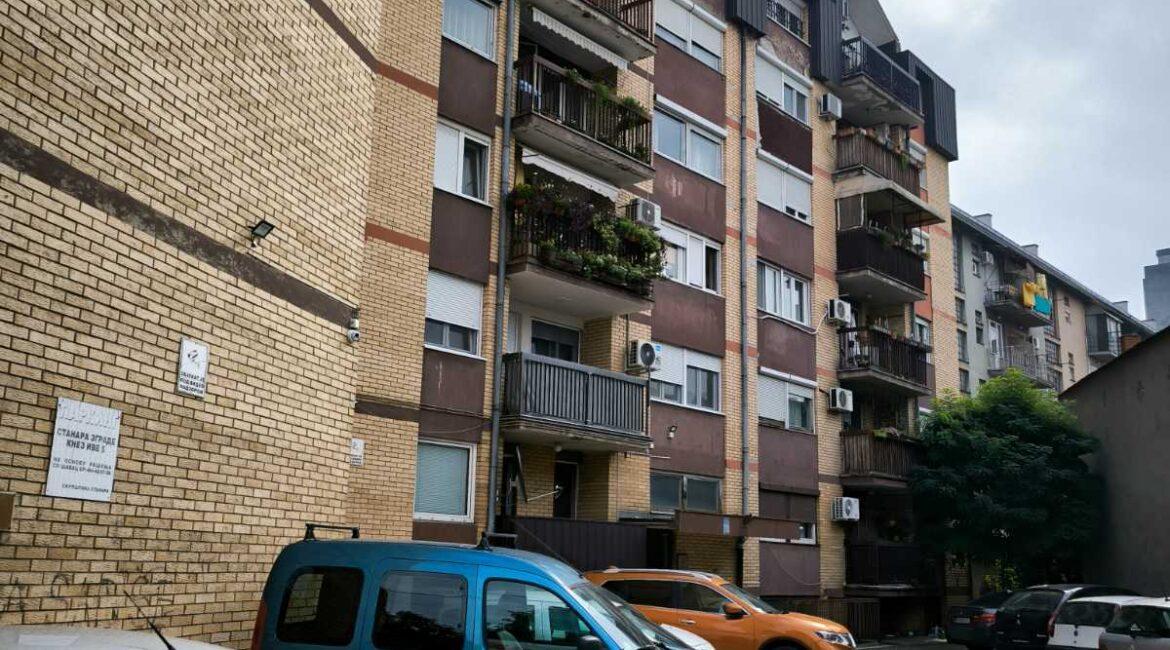 Stan površine od 86m2+4m2 terasa,sa parking mestom,u centru Šapca kod Velikog parka