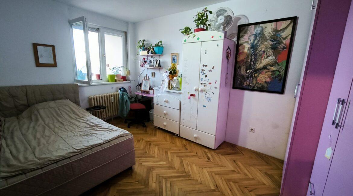Stan površine od 86m2+4m2 terasa,sa parking mestom,u centru Šapca kod Velikog parka