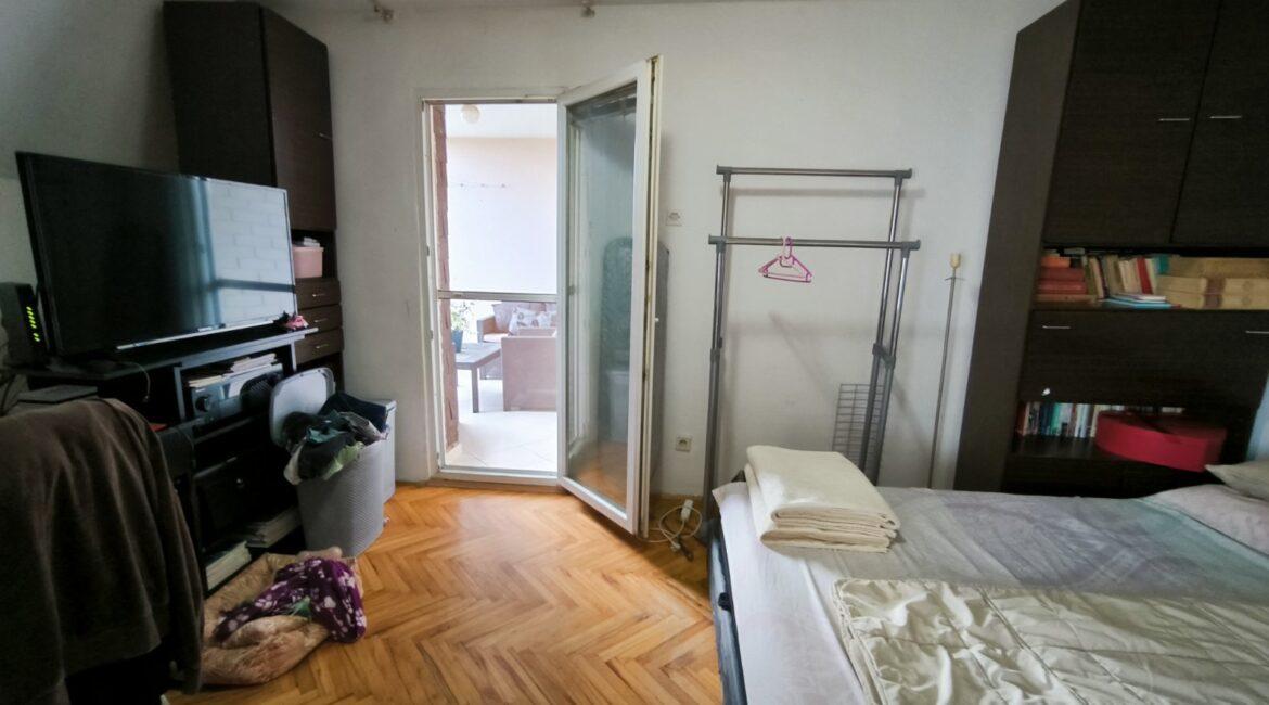 Stan površine od 86m2+4m2 terasa,sa parking mestom,u centru Šapca kod Velikog parka