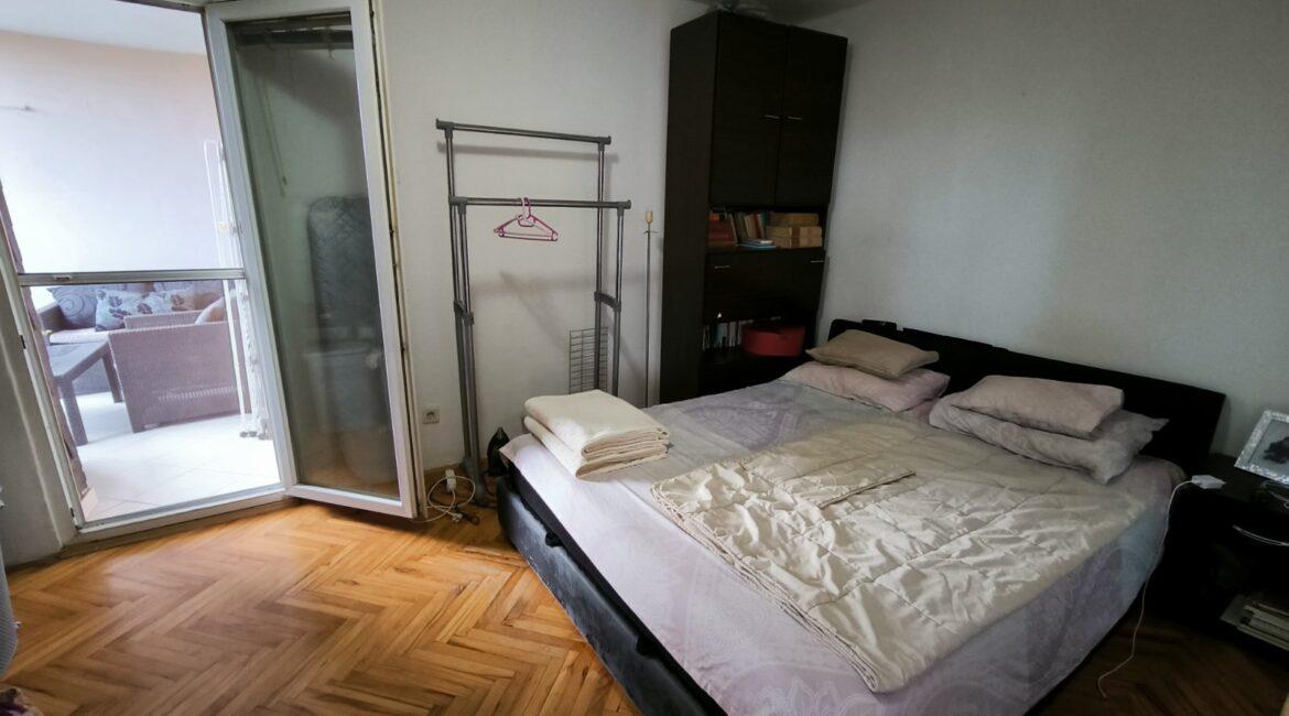 Stan površine od 86m2+4m2 terasa,sa parking mestom,u centru Šapca kod Velikog parka