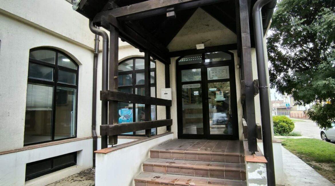 Izdaje se lokal (bivša Apoteka) površine od 42m2 kod Mačvinog stadiona-Šabac