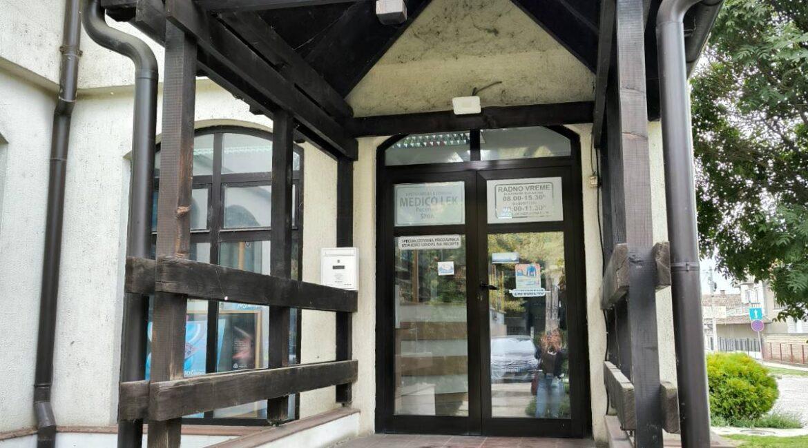 Izdaje se lokal (bivša Apoteka) površine od 42m2 kod Mačvinog stadiona-Šabac