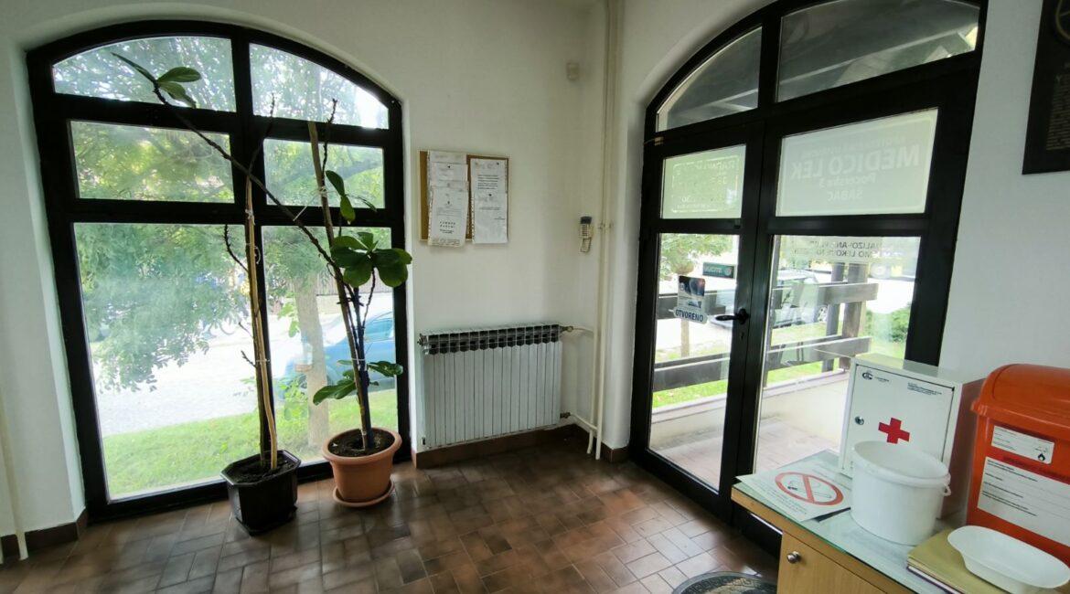 Izdaje se lokal (bivša Apoteka) površine od 42m2 kod Mačvinog stadiona-Šabac