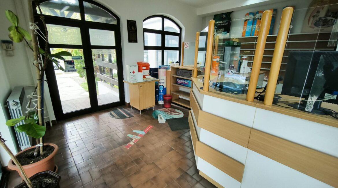 Izdaje se lokal (bivša Apoteka) površine od 42m2 kod Mačvinog stadiona-Šabac