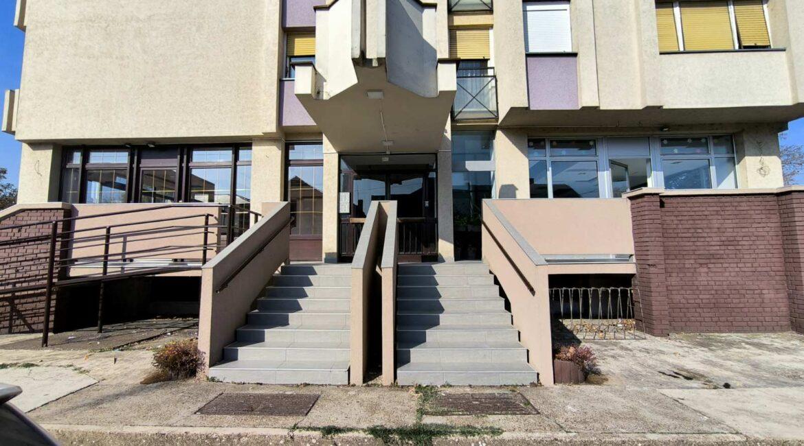 Izdaje se u zakup lokal površine od 231m2 na atraktivnoj lokaciji u Šapcu!