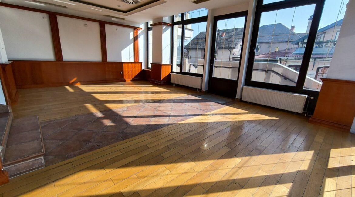 Izdaje se u zakup lokal površine od 231m2 na atraktivnoj lokaciji u Šapcu!