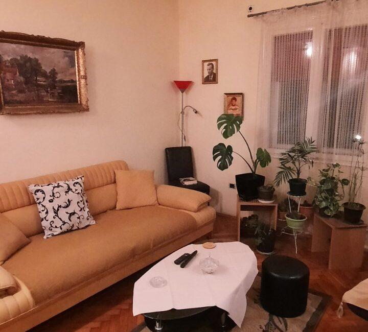 Stan ukupne površine 64m2 u centru Šapca (dva odvojena stambena prostora)-I sprat