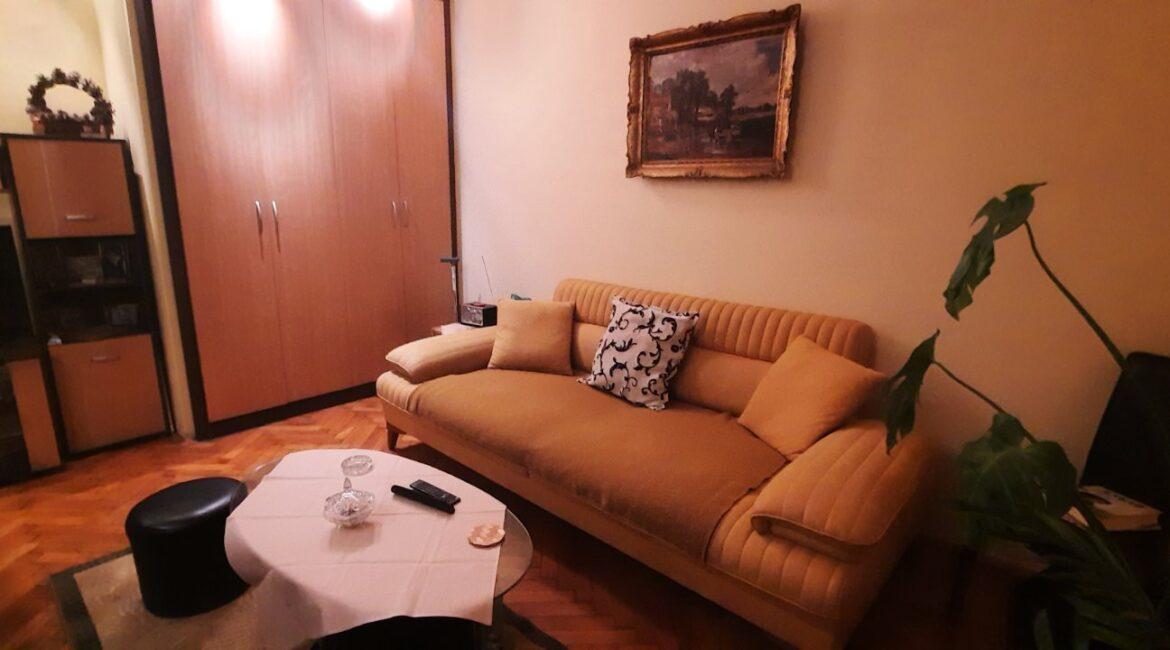 Stan ukupne površine 64m2 u centru Šapca (dva odvojena stambena prostora)-I sprat