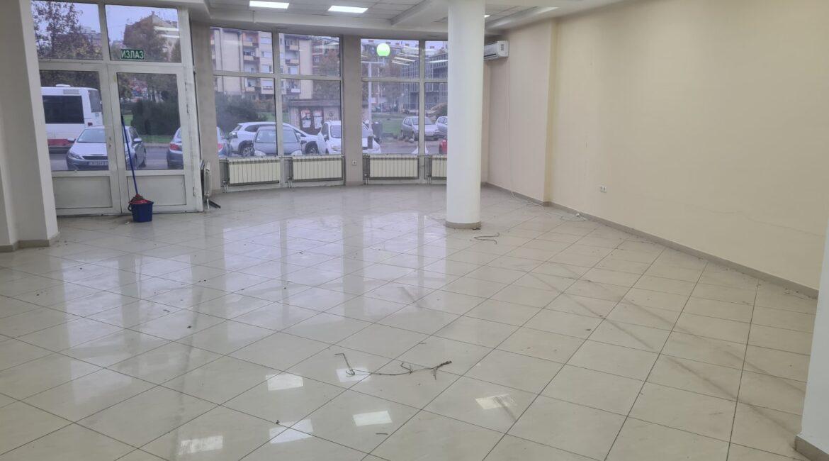 Izdaje se poslovni prostor od 823 m2 – Loznici
