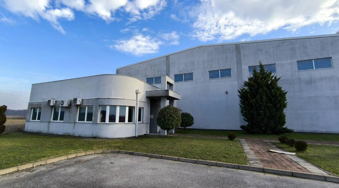 Izdaje se hala/proizvodno-magacinski prostor/površine 4.724m2 na parceli 10.907m2-Klenak