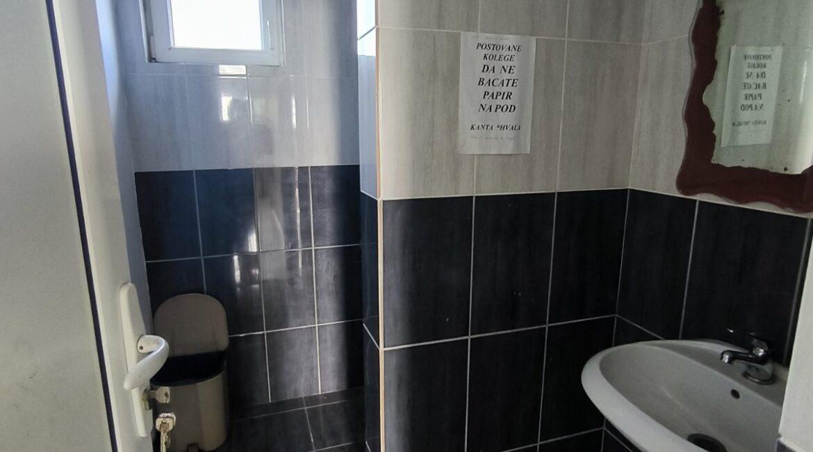 Izdaje se hala/proizvodno-magacinski prostor/površine 4.724m2 na parceli 10.907m2-Klenak