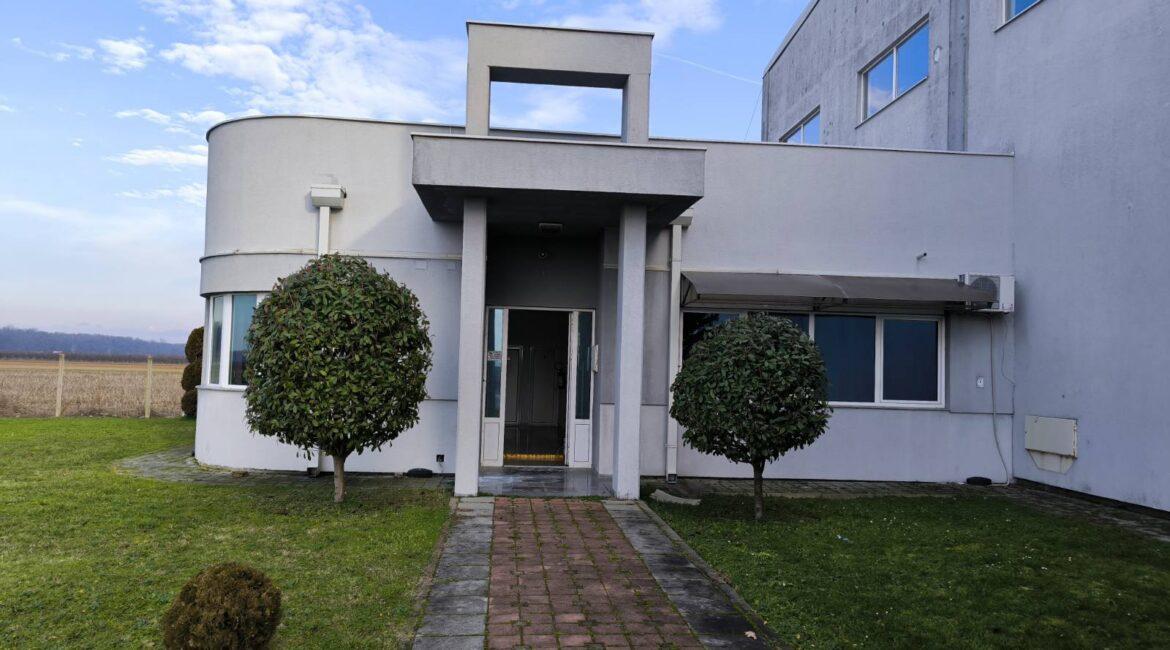 Prodaje se hala /proizvodno-magacinski prostor/ površine 4.724m2 na parceli od 10907m2-Klenak