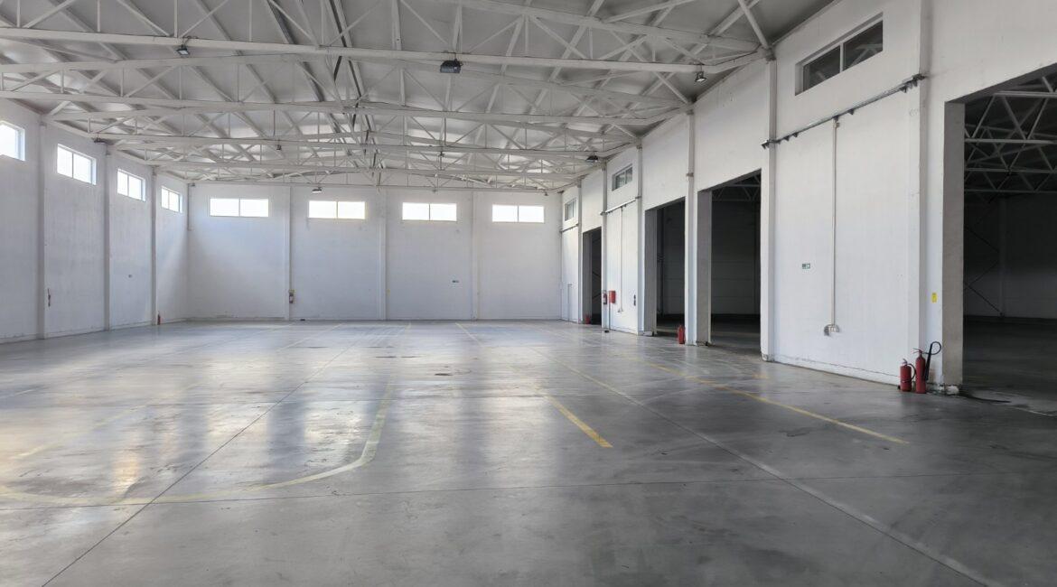 Izdaje se hala/proizvodno-magacinski prostor/površine 4.724m2 na parceli 10.907m2-Klenak