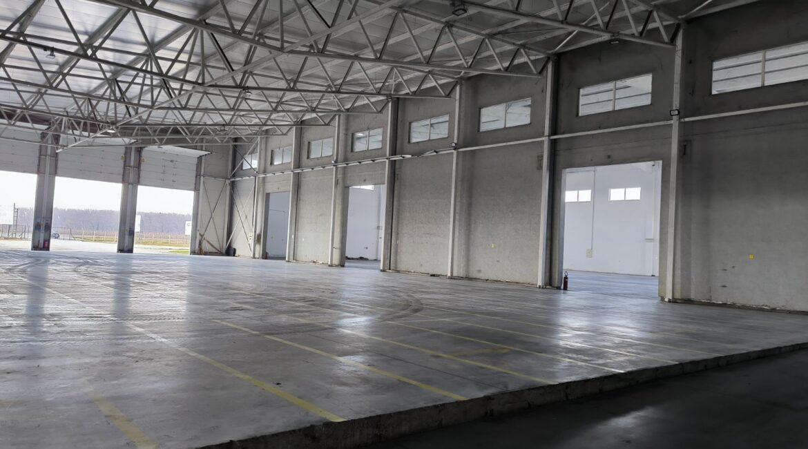 Izdaje se hala/proizvodno-magacinski prostor/površine 4.724m2 na parceli 10.907m2-Klenak