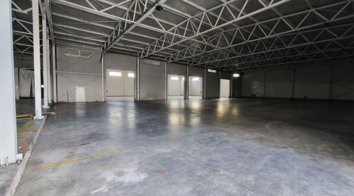 Izdaje se hala/proizvodno-magacinski prostor/površine 4.724m2 na parceli 10.907m2-Klenak