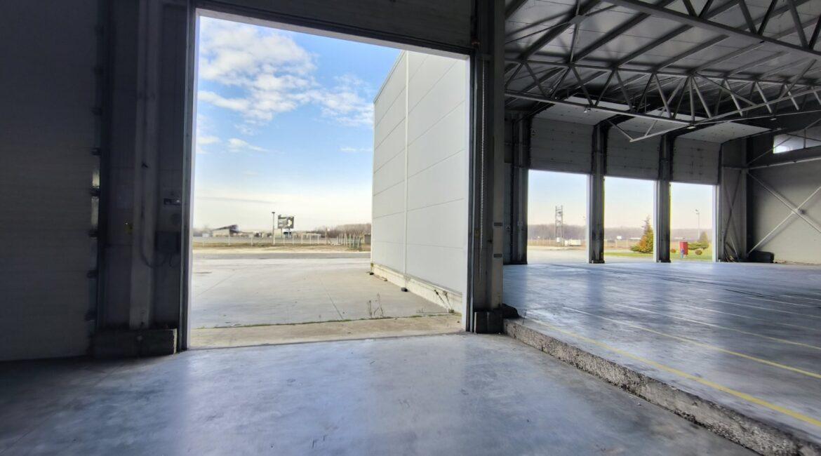 Izdaje se hala/proizvodno-magacinski prostor/površine 4.724m2 na parceli 10.907m2-Klenak