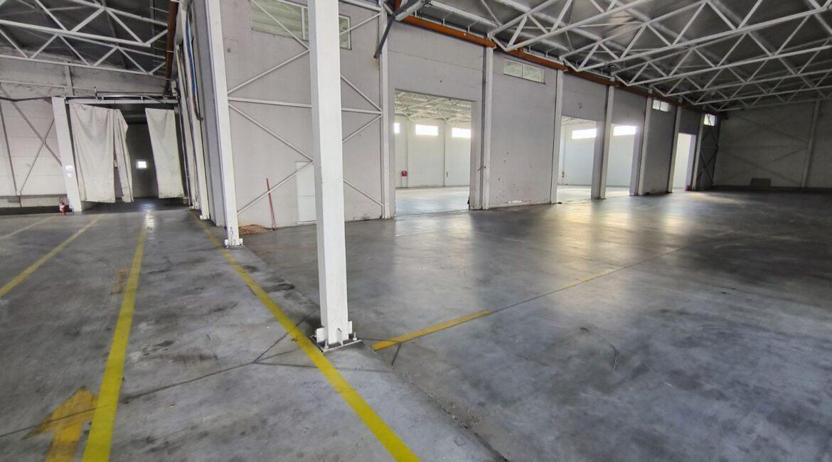 Izdaje se hala/proizvodno-magacinski prostor/površine 4.724m2 na parceli 10.907m2-Klenak