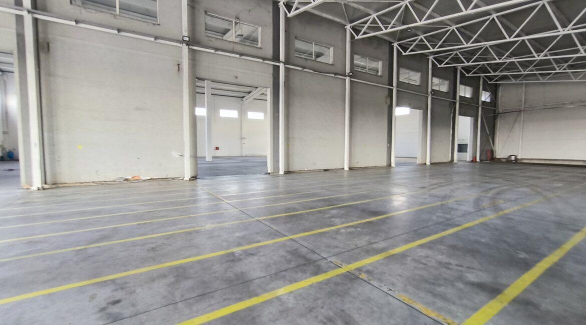 Izdaje se hala/proizvodno-magacinski prostor/površine 4.724m2 na parceli 10.907m2-Klenak