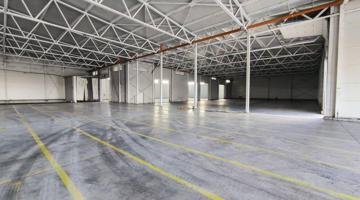 Izdaje se hala/proizvodno-magacinski prostor/površine 4.724m2 na parceli 10.907m2-Klenak