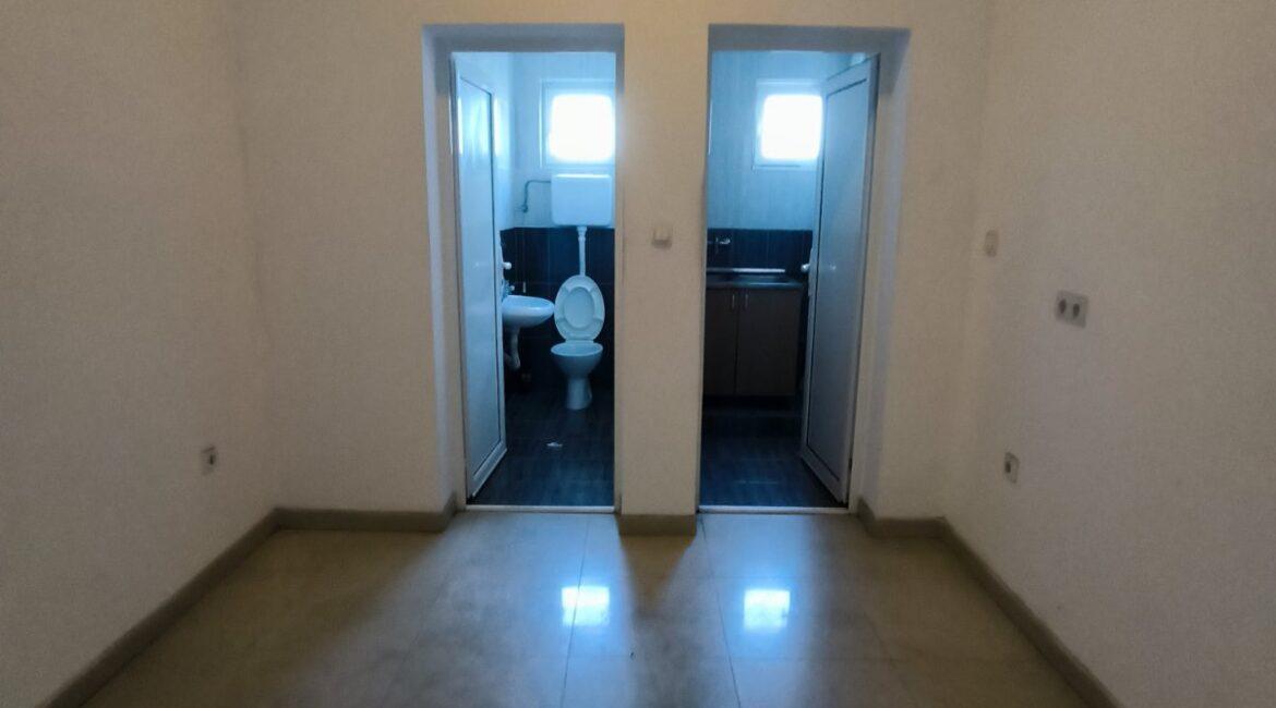 Izdaje se hala/proizvodno-magacinski prostor/površine 4.724m2 na parceli 10.907m2-Klenak