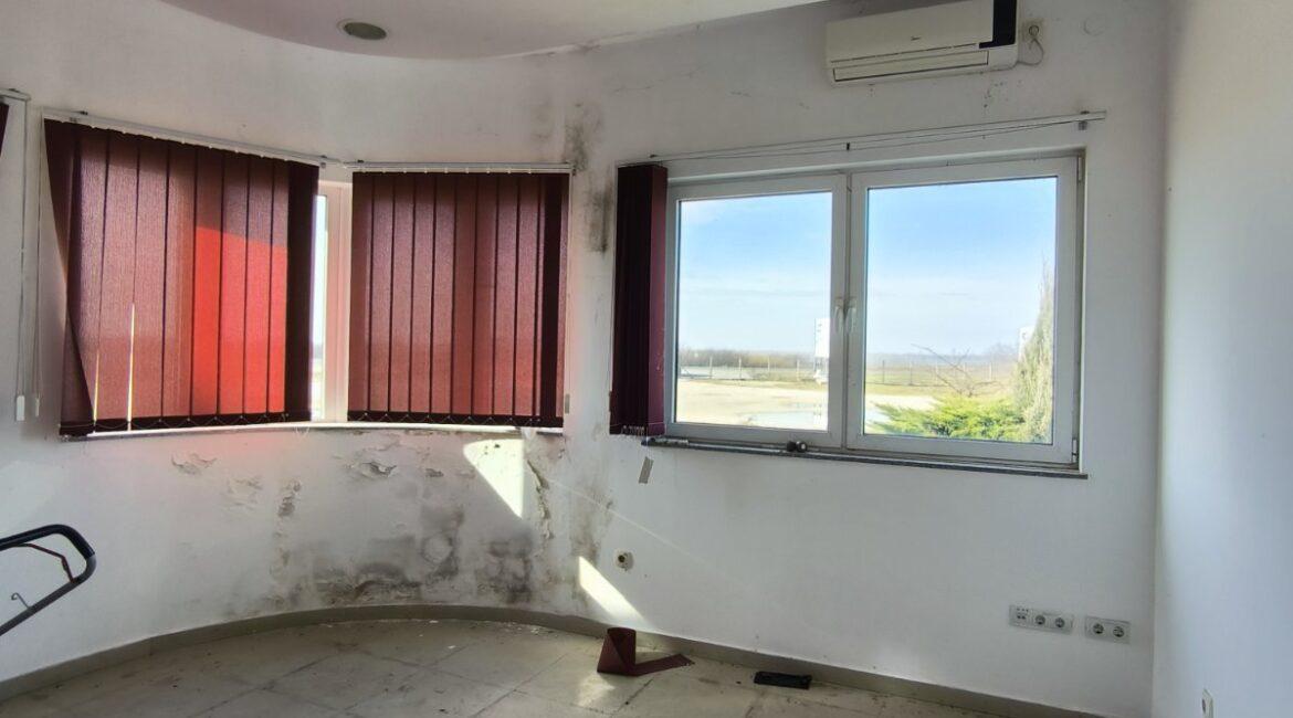 Izdaje se hala/proizvodno-magacinski prostor/površine 4.724m2 na parceli 10.907m2-Klenak