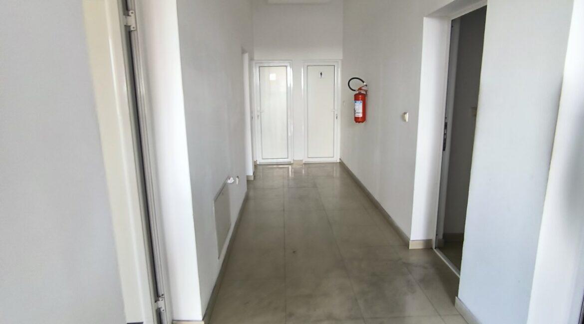 Izdaje se hala/proizvodno-magacinski prostor/površine 4.724m2 na parceli 10.907m2-Klenak