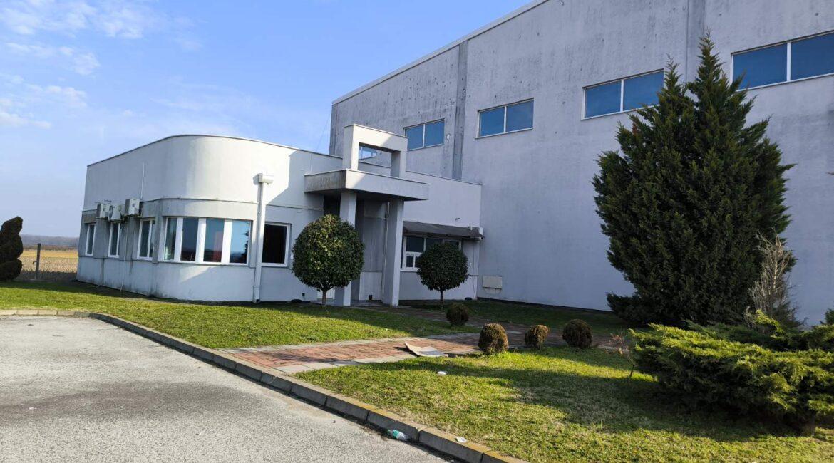 Izdaje se hala/proizvodno-magacinski prostor/površine 4.724m2 na parceli 10.907m2-Klenak