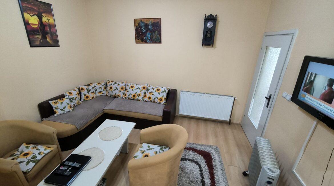 Kuća površine 272m2 sa pomoćnim objektom od 26m2 na placu od 2,71 ara-Šabac,naselje Čavić