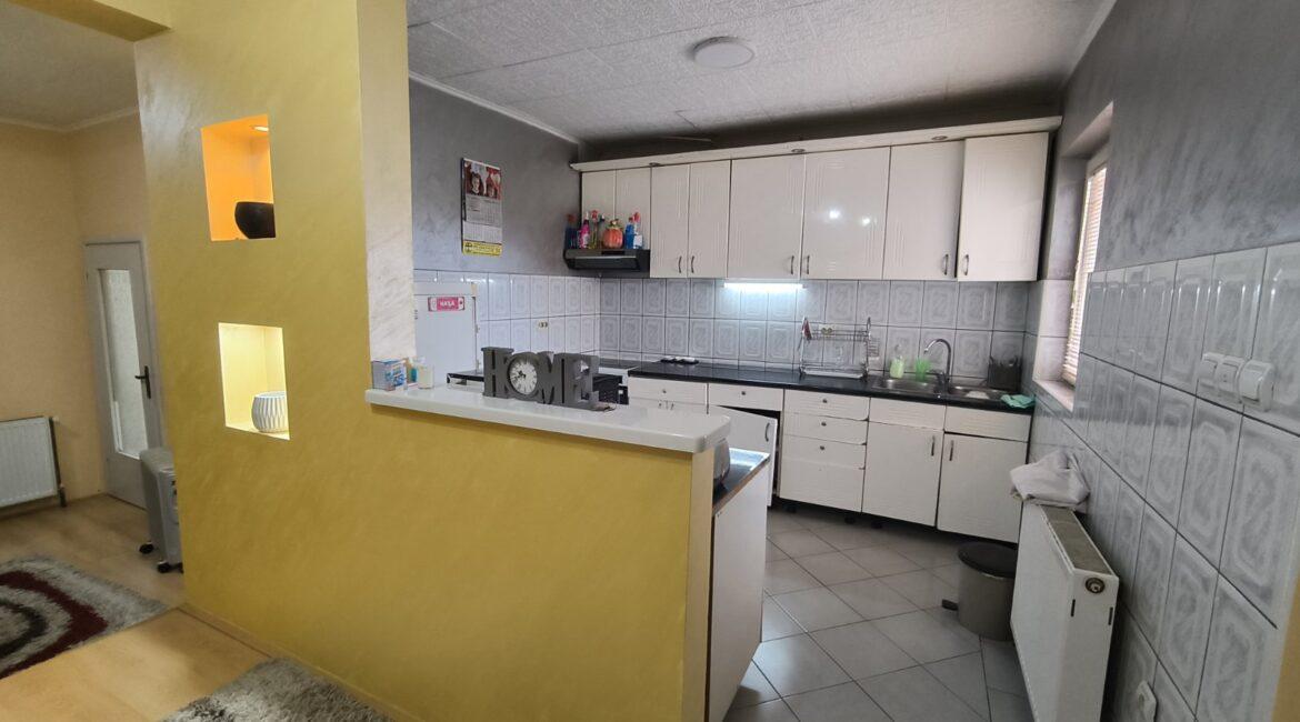 Kuća površine 272m2 sa pomoćnim objektom od 26m2 na placu od 2,71 ara-Šabac,naselje Čavić