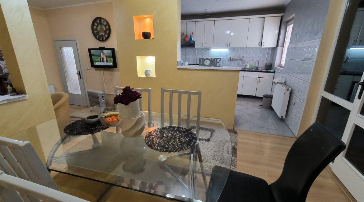 Kuća površine 272m2 sa pomoćnim objektom od 26m2 na placu od 2,71 ara-Šabac,naselje Čavić