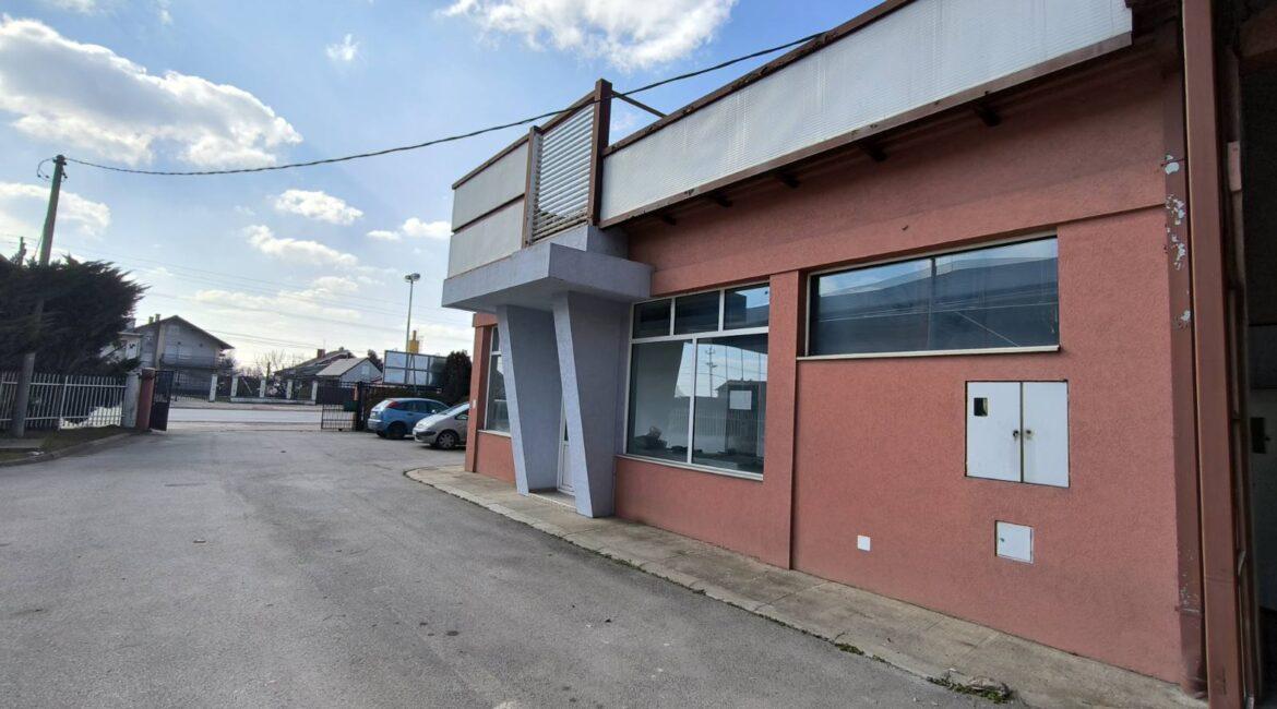 Izdaje se u zakup hala/proizvodno-magacinski prostor/površine 398m2 na parceli od 32,45 ari-Jelenča kod Šapca