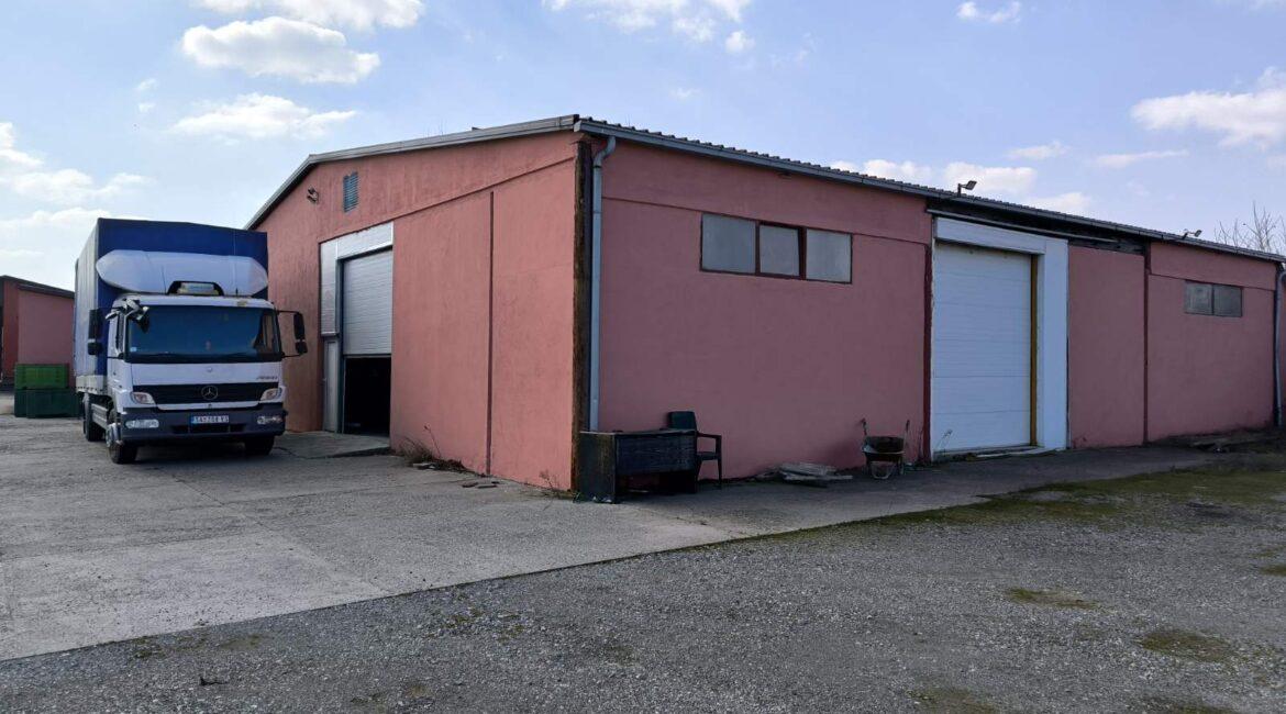Izdaje se u zakup hala/proizvodno-magacinski prostor/površine 398m2 na parceli od 32,45 ari-Jelenča kod Šapca