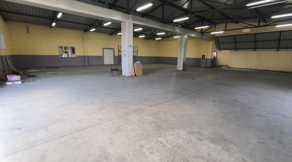 Izdaje se u zakup hala/proizvodno-magacinski prostor/površine 398m2 na parceli od 32,45 ari-Jelenča kod Šapca