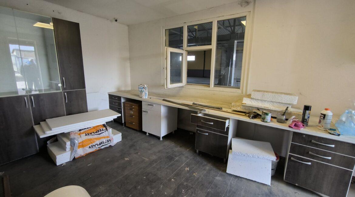 Izdaje se u zakup hala/proizvodno-magacinski prostor/površine 398m2 na parceli od 32,45 ari-Jelenča kod Šapca