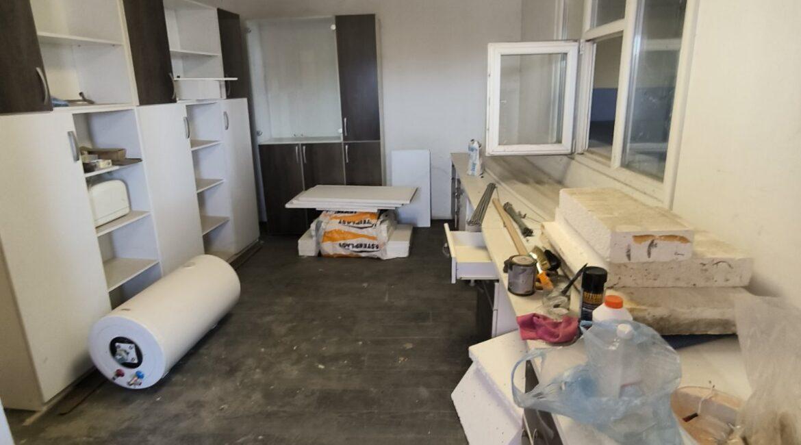 Izdaje se u zakup hala/proizvodno-magacinski prostor/površine 398m2 na parceli od 32,45 ari-Jelenča kod Šapca