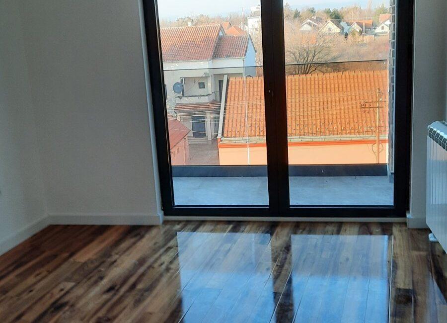 Stan površine od 59 m2 sa parking mestom-Sremska Mitrovica-TOPLA PREPORUKA