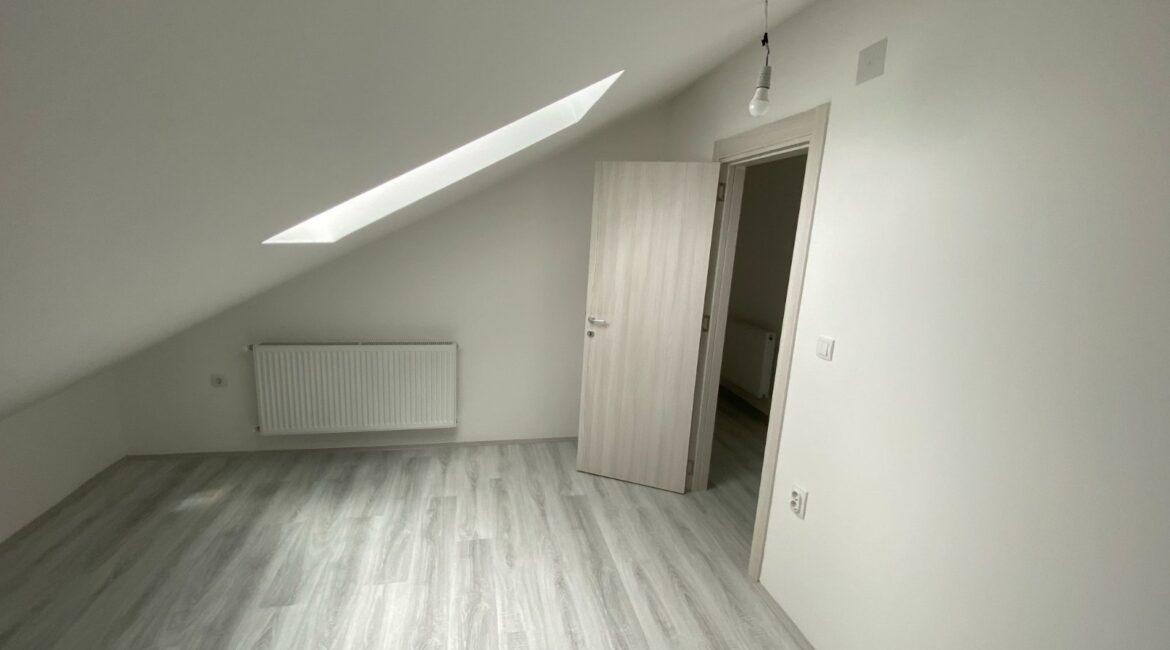 Na prodaju!Dupleks površine 70m2+parking mesto-Šabac (naselje Trijangla)