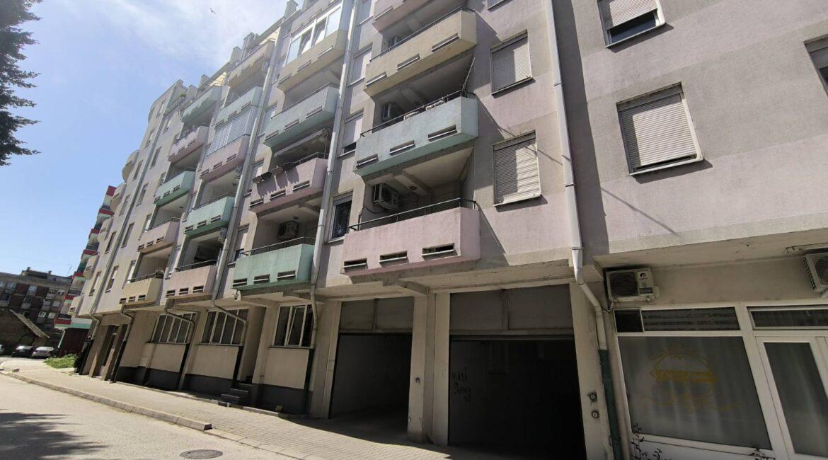 Izdaje se u zakup GARAŽNO MESTO u centru Šapca