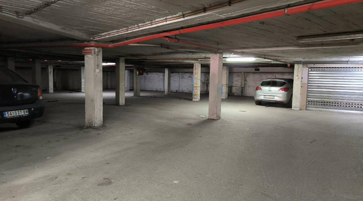 Izdaje se u zakup GARAŽNO MESTO u centru Šapca