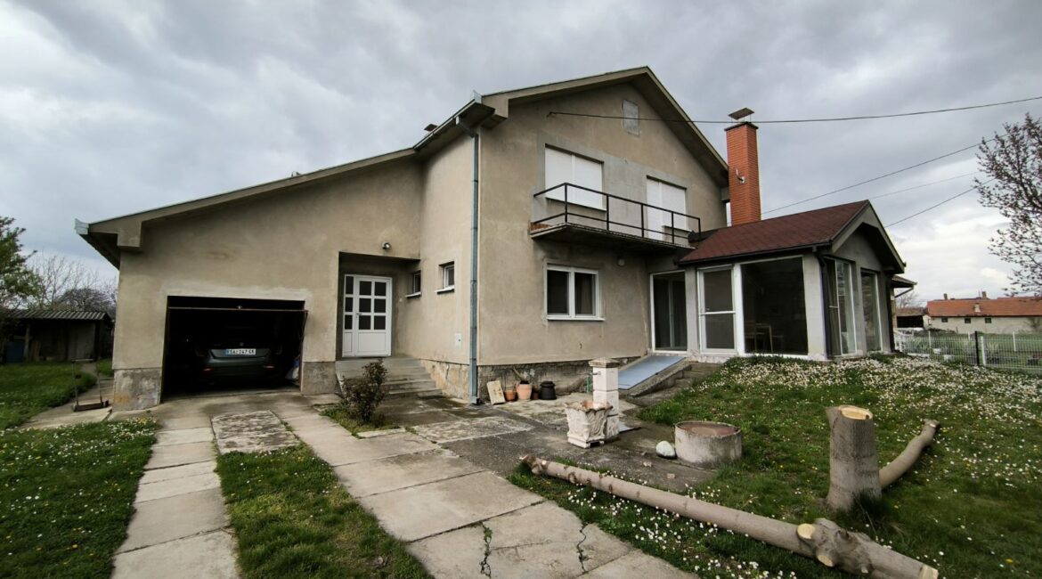 Kuća na sprat korisne površine od 272m2 na placu od 15,27ari u Cerovcu kod Šapca