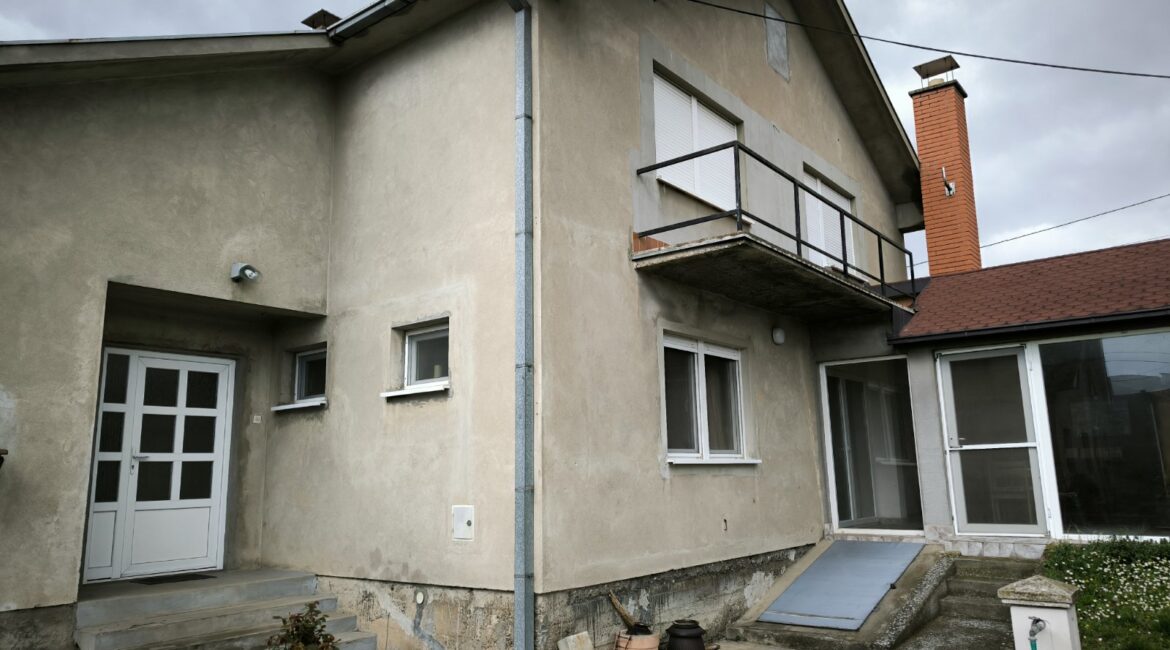 Kuća na sprat korisne površine od 272m2 na placu od 15,27ari u Cerovcu kod Šapca